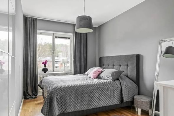 Ljus 2:a med balkong nära Jakobsberg